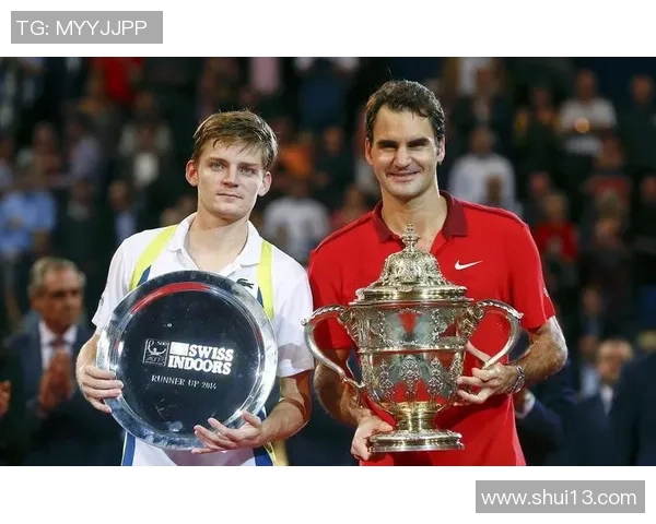 足球巨星高举金色奖杯深情亲吻展现荣耀与梦想瞬间